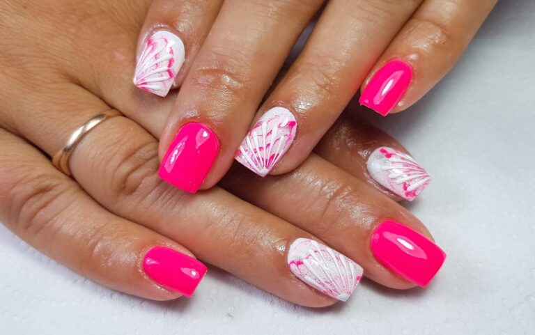 Doigts avec des ongles blancs et roses fluo