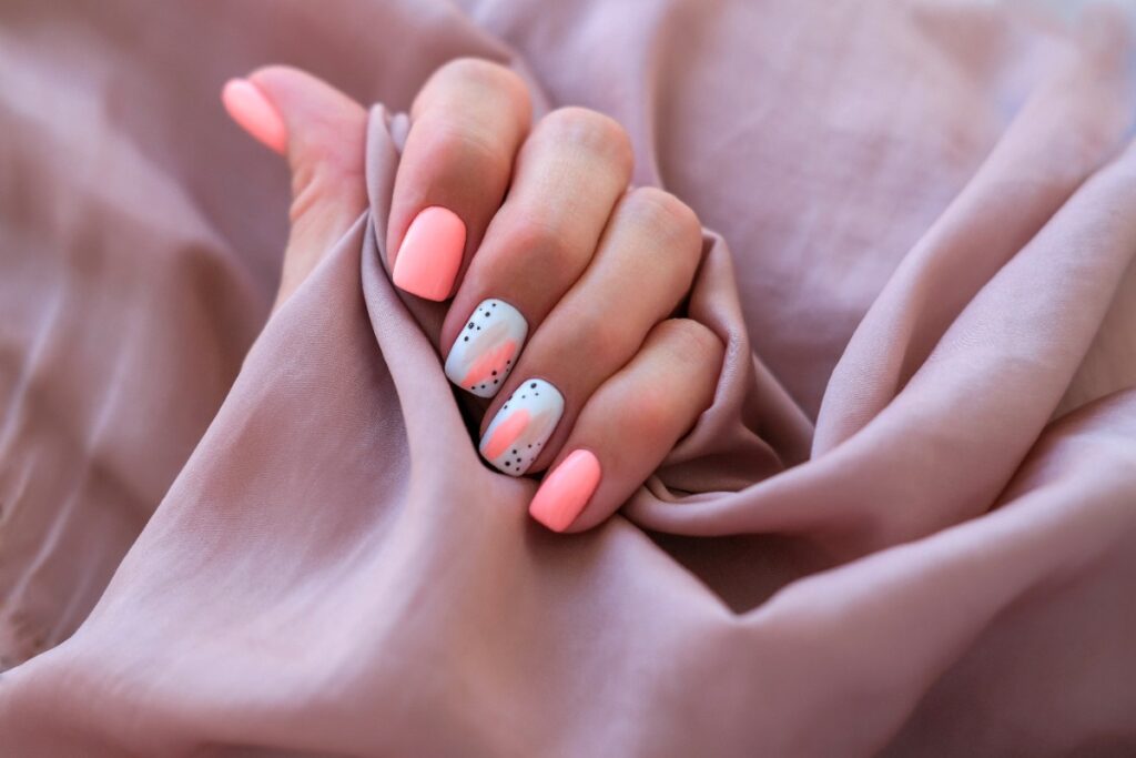 Une élégante main avec du vernis à ongle