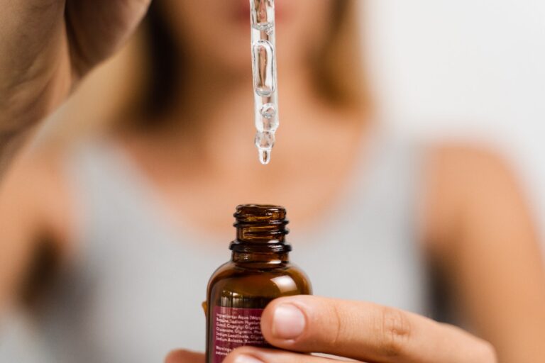Une femme se préparant pour appliquer du sérum