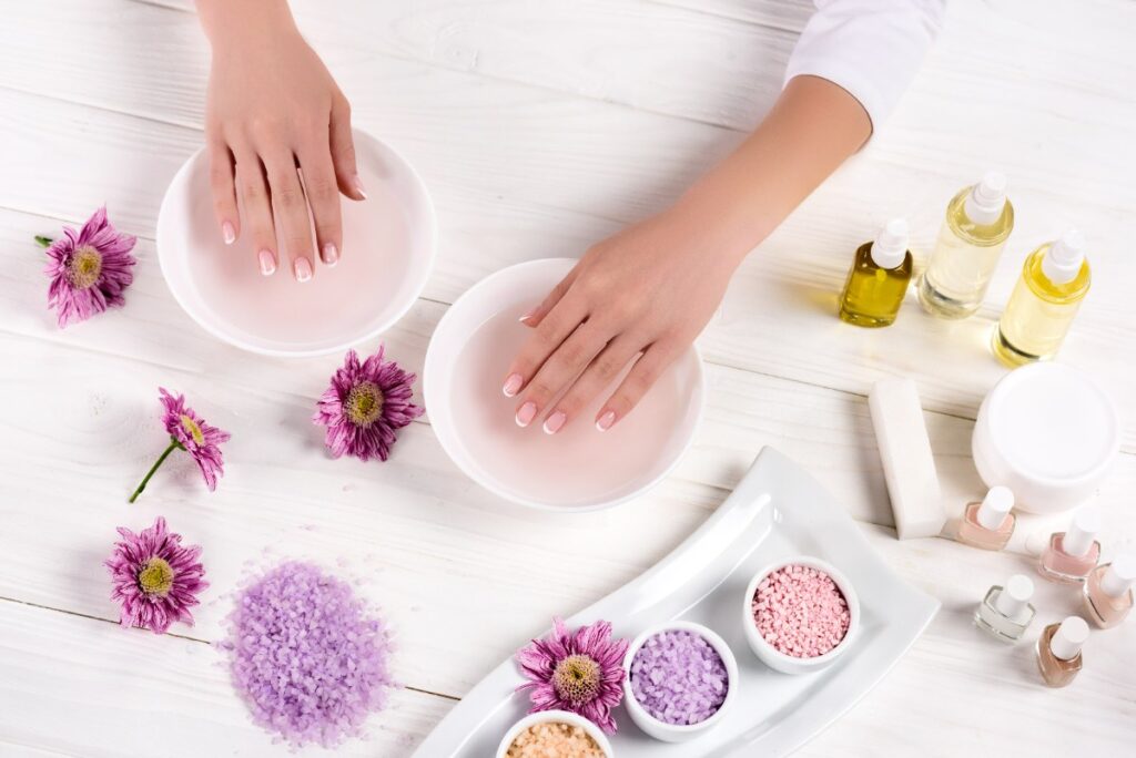 Une femme soignant ses ongles avec des produits naturels