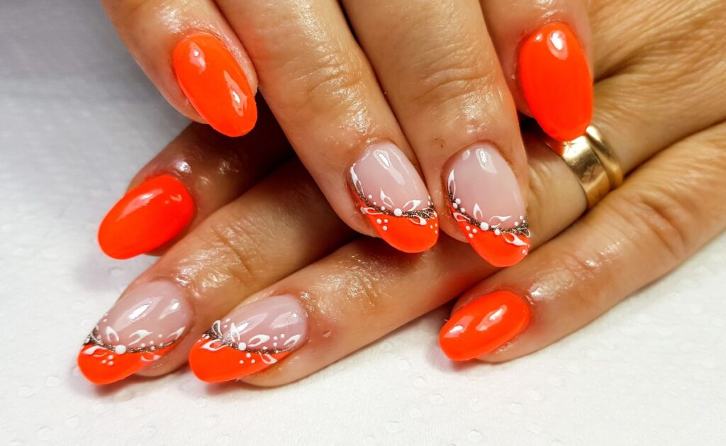 Mains avec nail art orange vif
