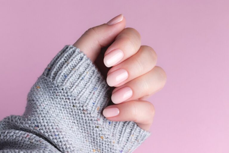 Main avec des ongles manucurés