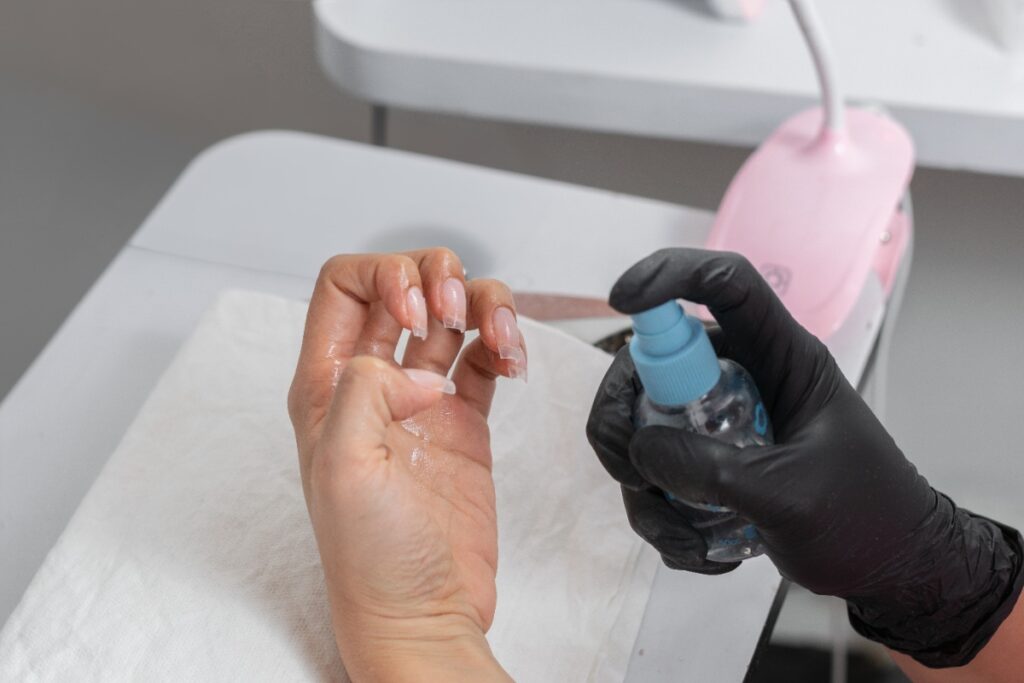 Mains d'une femme mettant du polygel