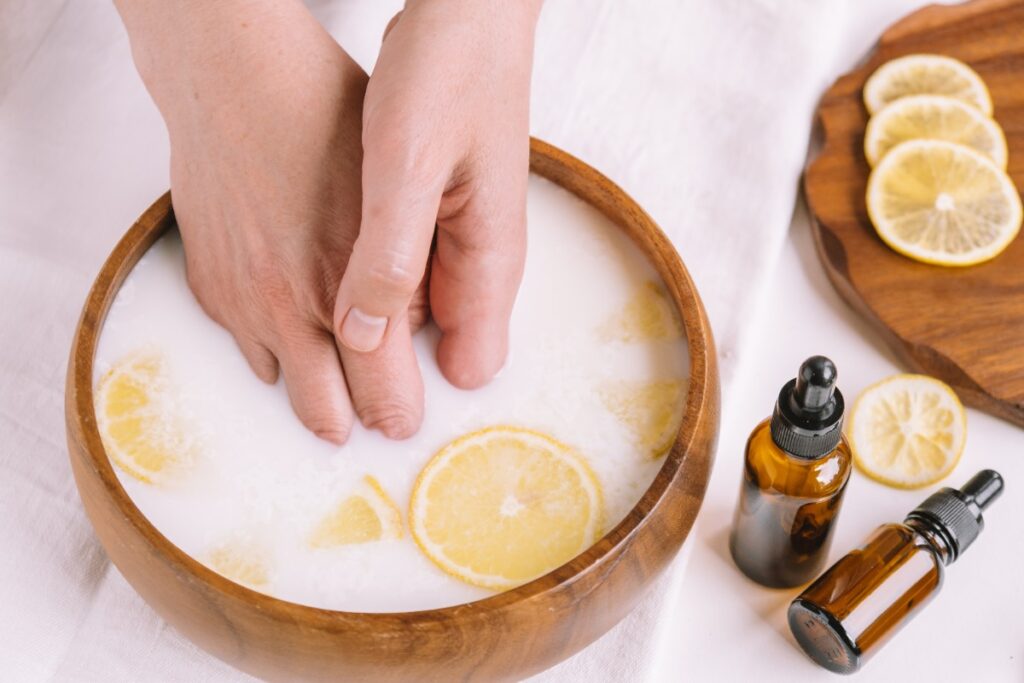 Personne faisant un soin relaxant pour ses ongles