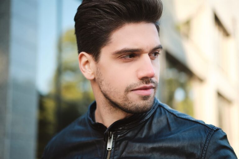 Un bel homme portant une veste en cuir