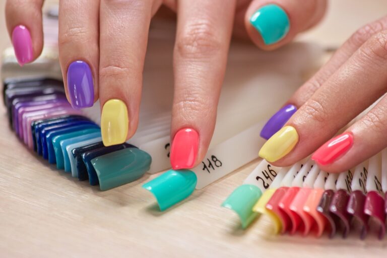 Doigts choisissant une echantillon de vernis à ongles