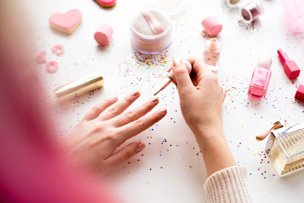 Une femme appliquant du vernis à ongles