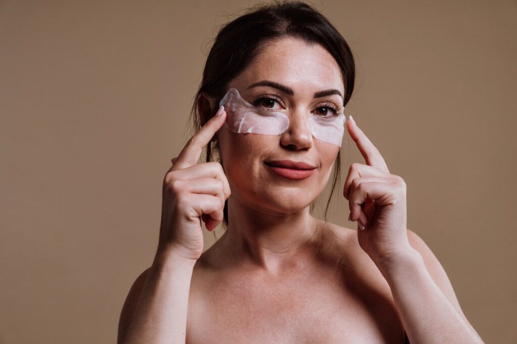 Une femme qui applique des masques sous les yeux
