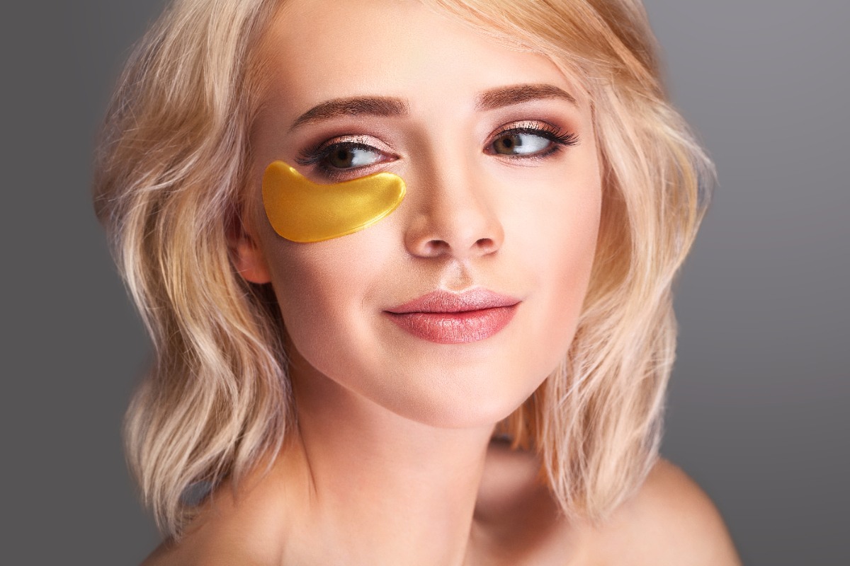 Une femme blonde avec un masque sous les yeux