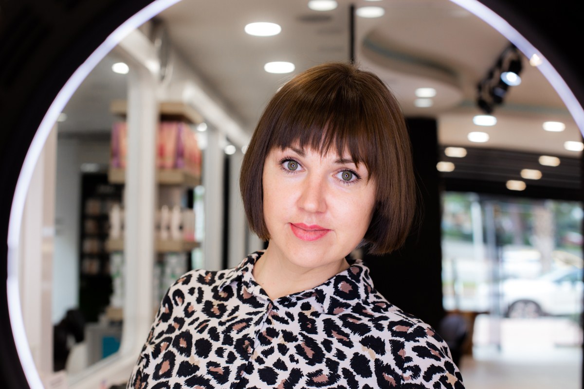 Une femme aux cheveux courts
