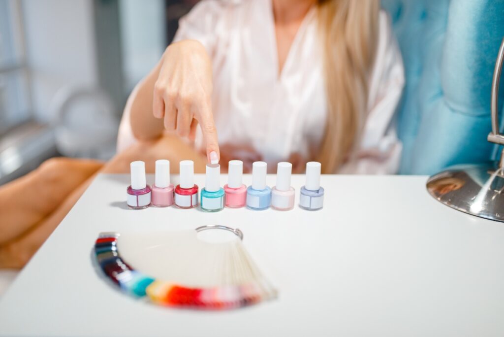Une femme choisissant du vernis à ongles