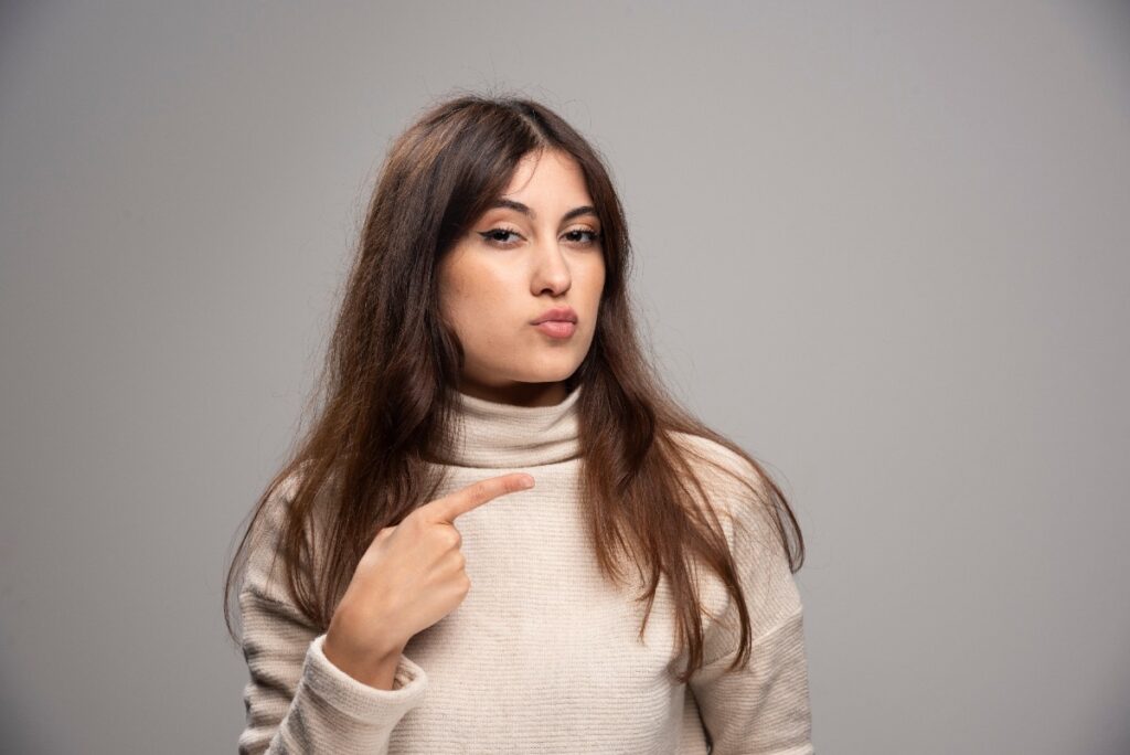 Une femme en pulle avec des cheveux longs