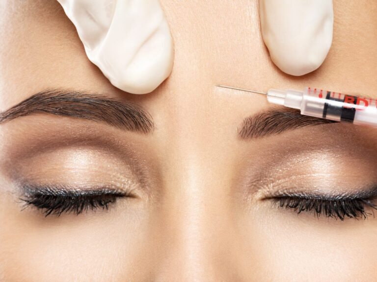 Une femme recevant une injection esthétique faciale