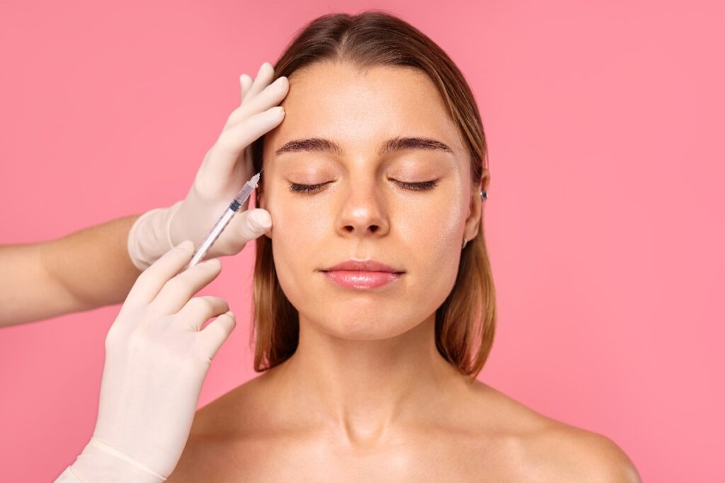 Une femme qui reçoit une injection sur le visage
