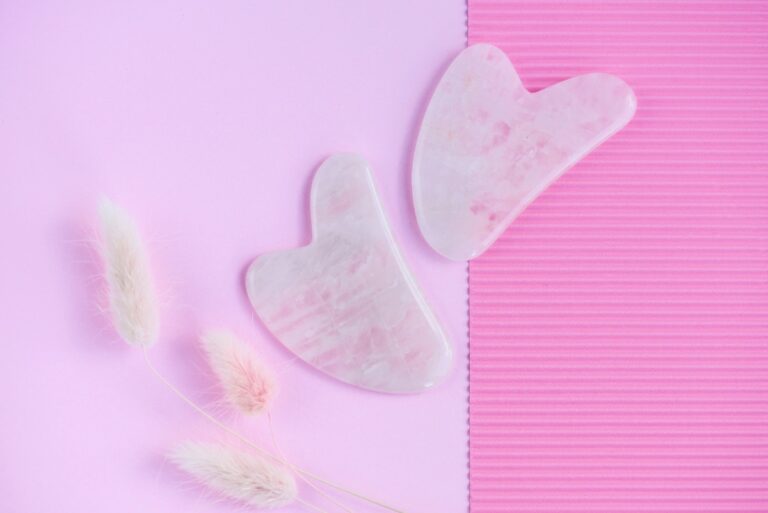 Guasha rose avec des outils pour le soin de visage