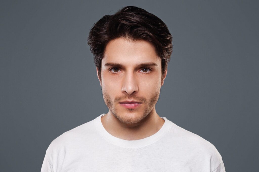 Un homme aux cheveux dégradés