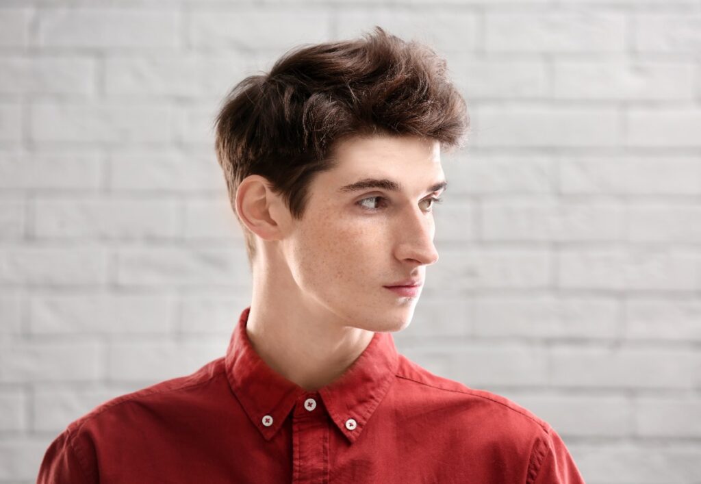 Un jeune homme en chemise rouge