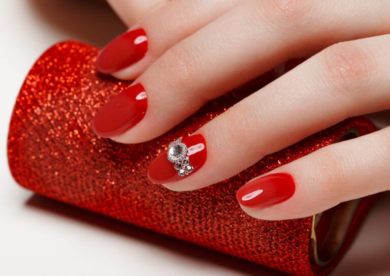Mains avec des ongles rouges tenant une pochette