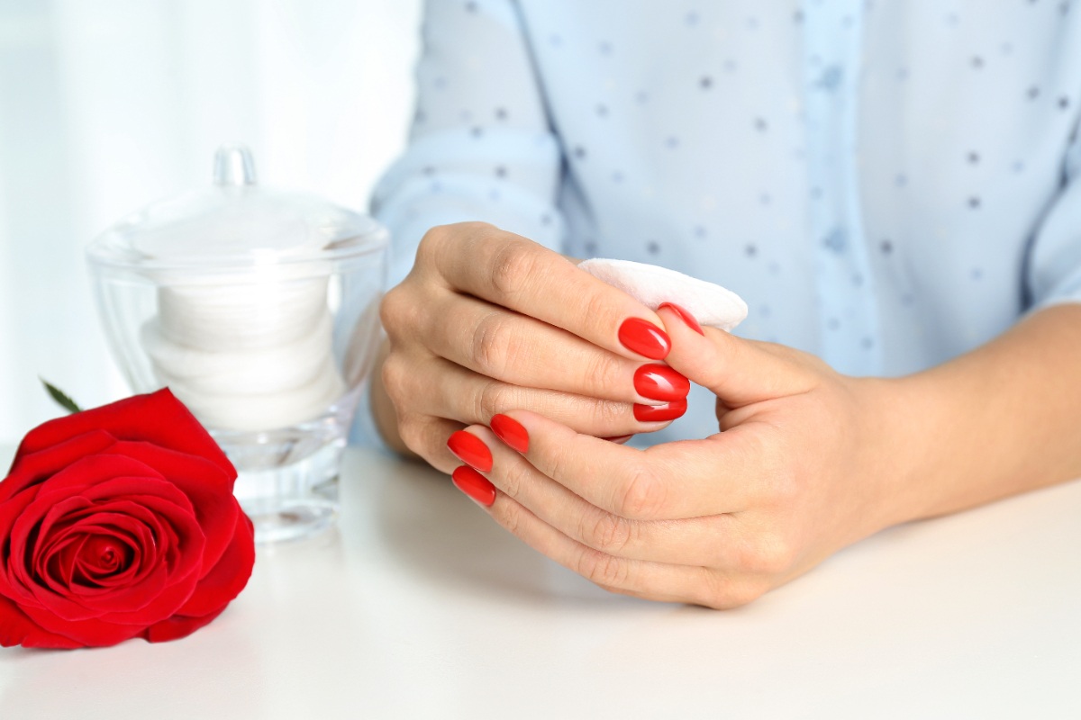 Mains d'une femme avec du vernis à ongles rouges