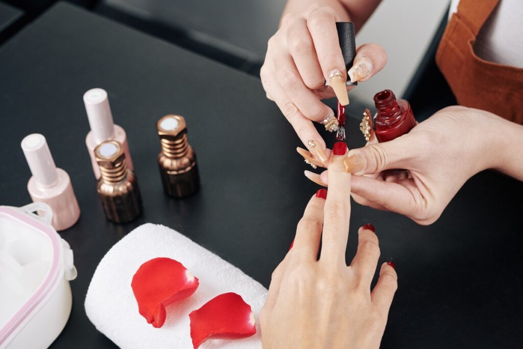 Nail art élégant réalisé dans un salon de beauté