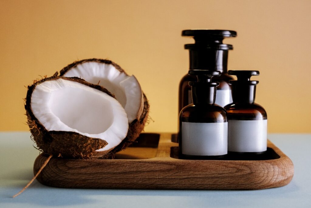 Noix de coco et bouteilles sur un plateau en bois