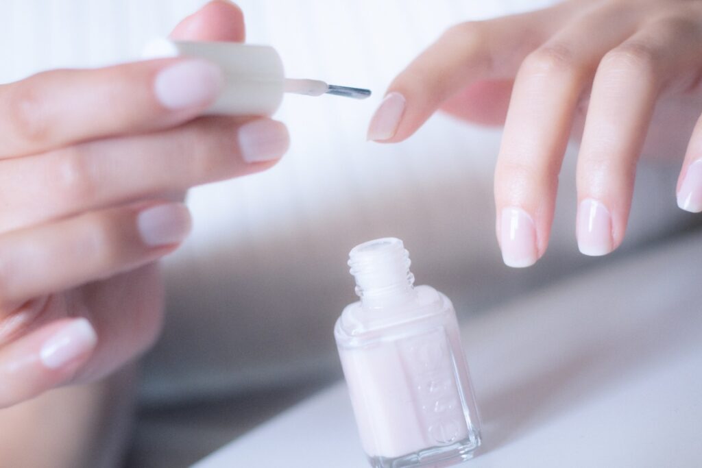 Une personne appliquant du vernis à ongle