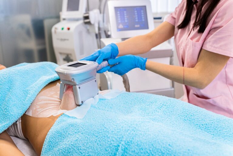 Un professionnel de santé pratiquant la cryolipolyse dans un cabinet