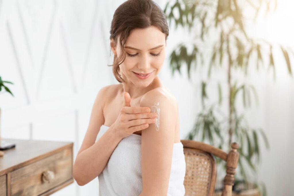 Jeune femme met du masque pour soigner sa peau granuleuse
