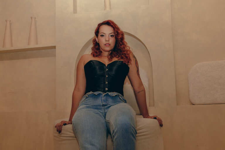 Femme avec un corset et un jean tendance