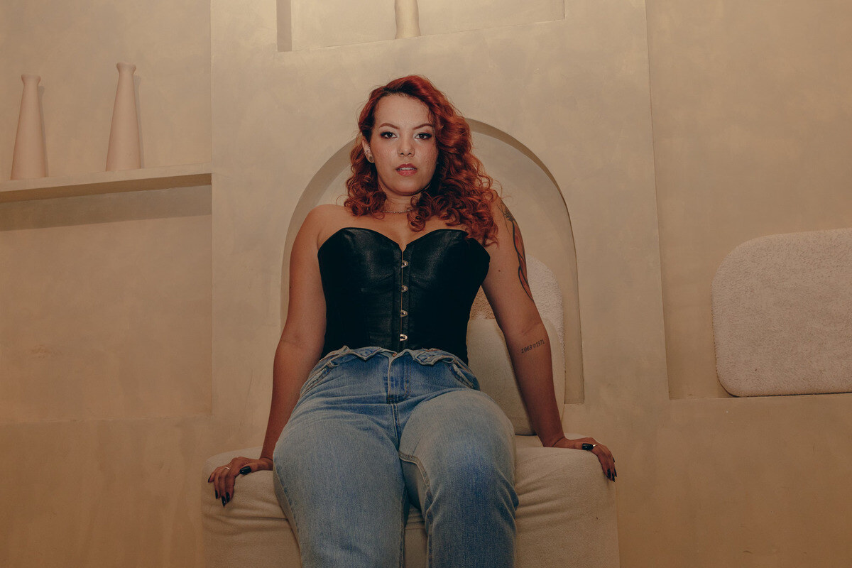 Femme avec un corset et un jean tendance